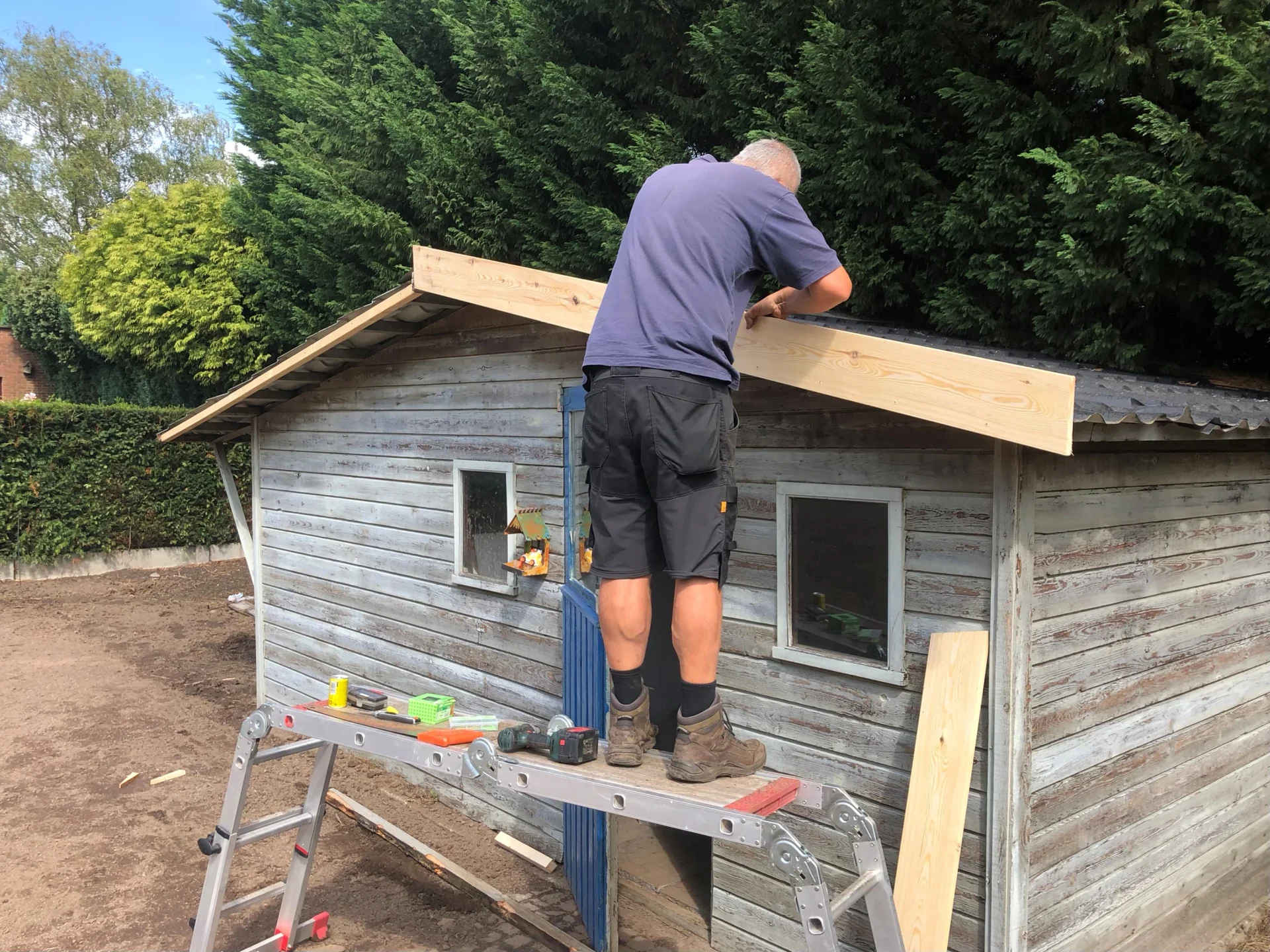 Herstellingswerken aan tuinhuis